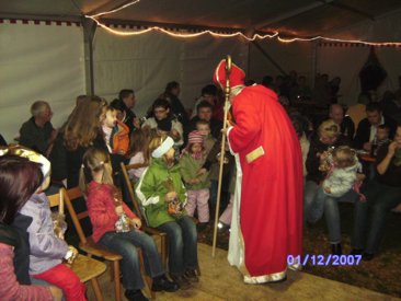 Kinder_werden_beschenkt